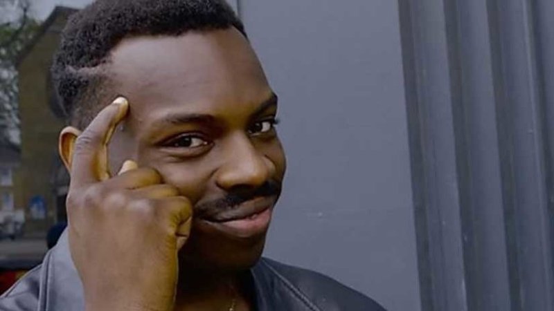 Негр с пальцем у Виска