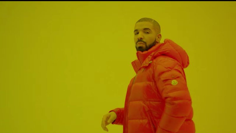 Дрейк в оранжевой куртке