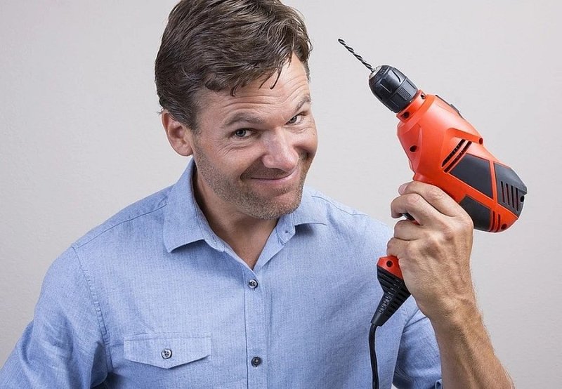 Человек с шуруповертом