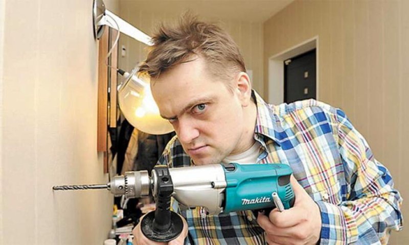 Мужчина с дрелью
