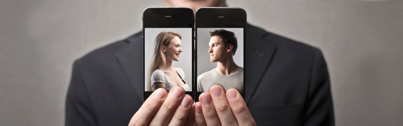 Два телефона в руках