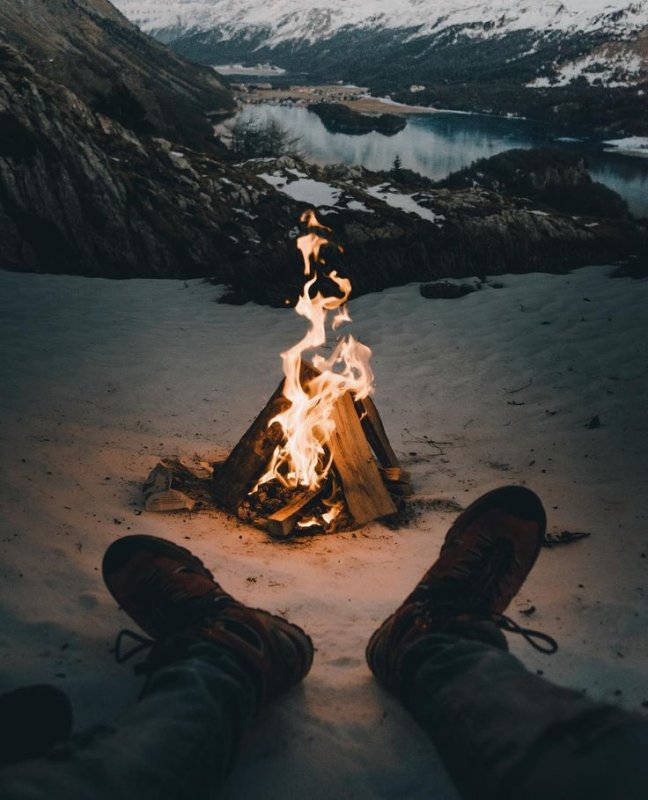 Погреюсь у костра человека Мем