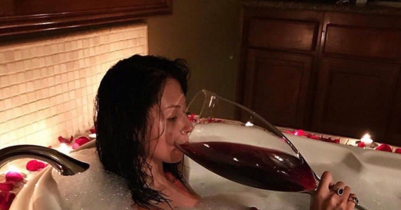 Девушка с большим бокалом вина