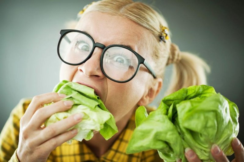 Девушка ест овощи