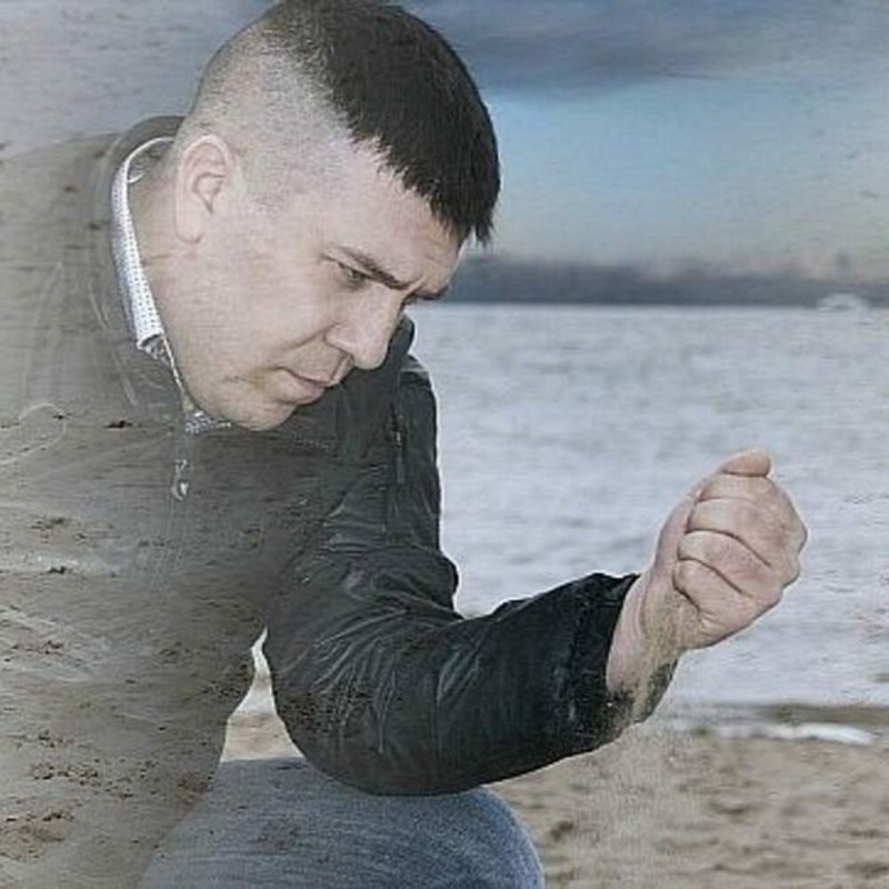 Грустный мужик на пляже