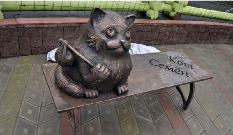 Памятник коту семёну в Мурманске