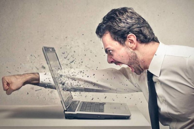 Чел разбивает монитор