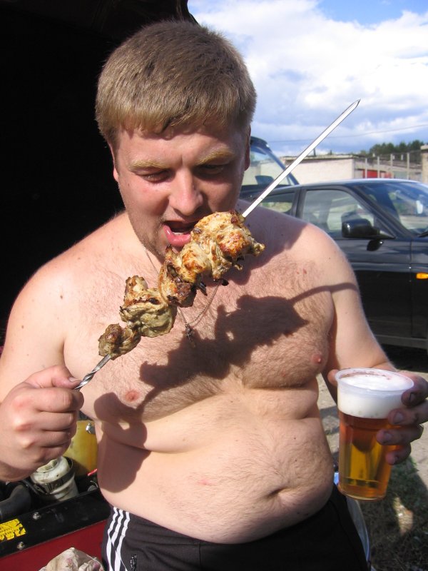 Мужчина с шашлыком и пивом