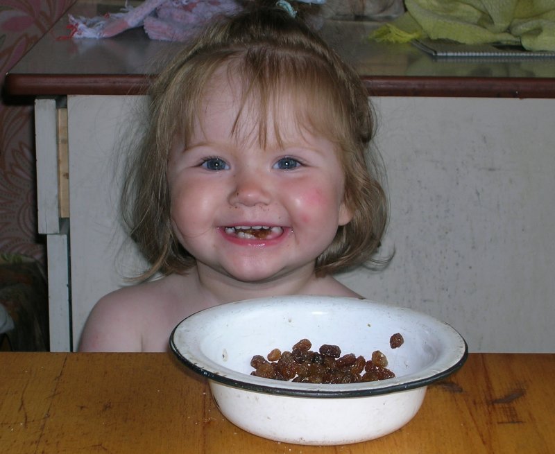 Люди едят Изюм