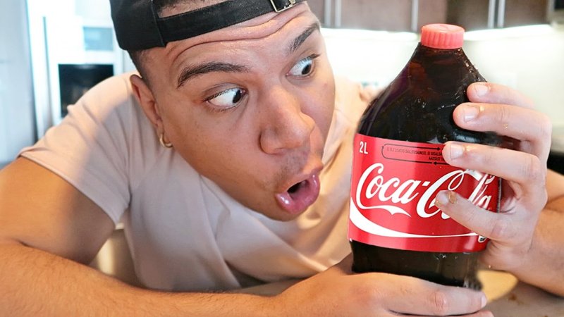 Мужчина с колой