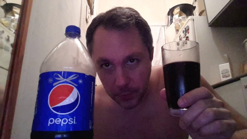 Мужик пьет пепси