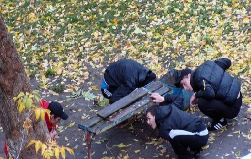 Наркоманы ищут закладки