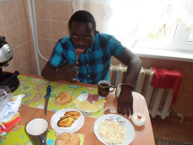 Негр завтракает