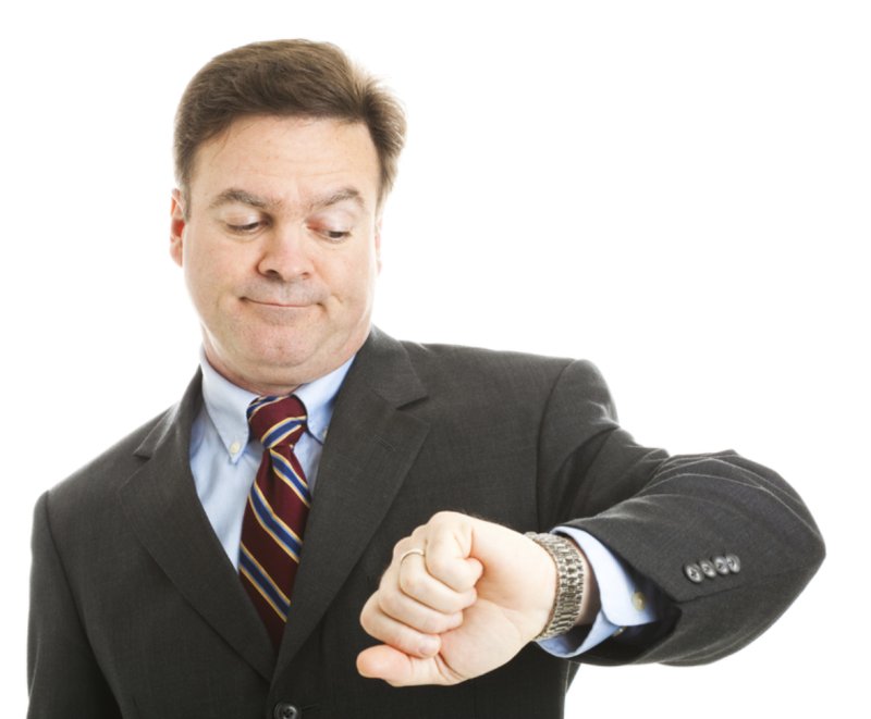 Мужчина показывает на часы