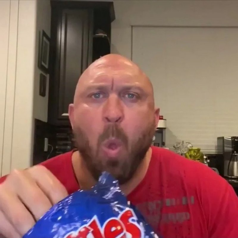 Мужик ест чипсы Мем