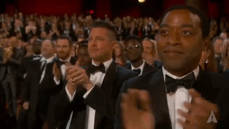 Негр хлопает в ладоши