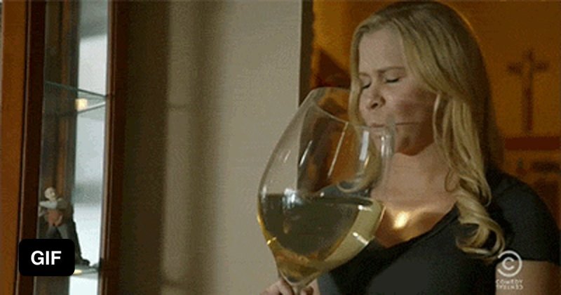 Пьет из большой рюмки