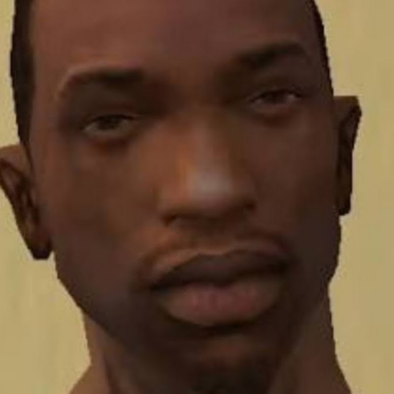 CJ улыбается