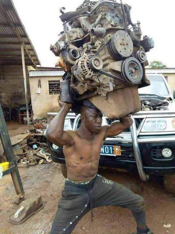 Смешной автослесарь