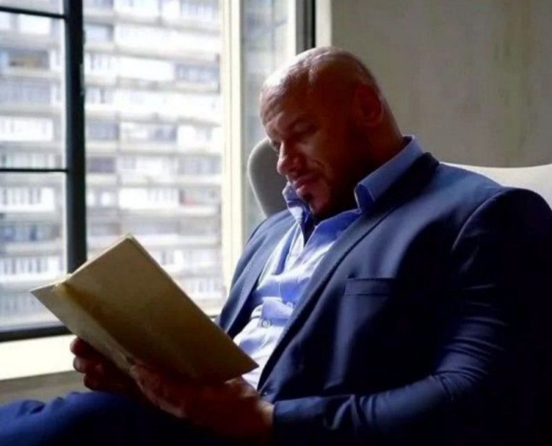 Мужчина листает книгу