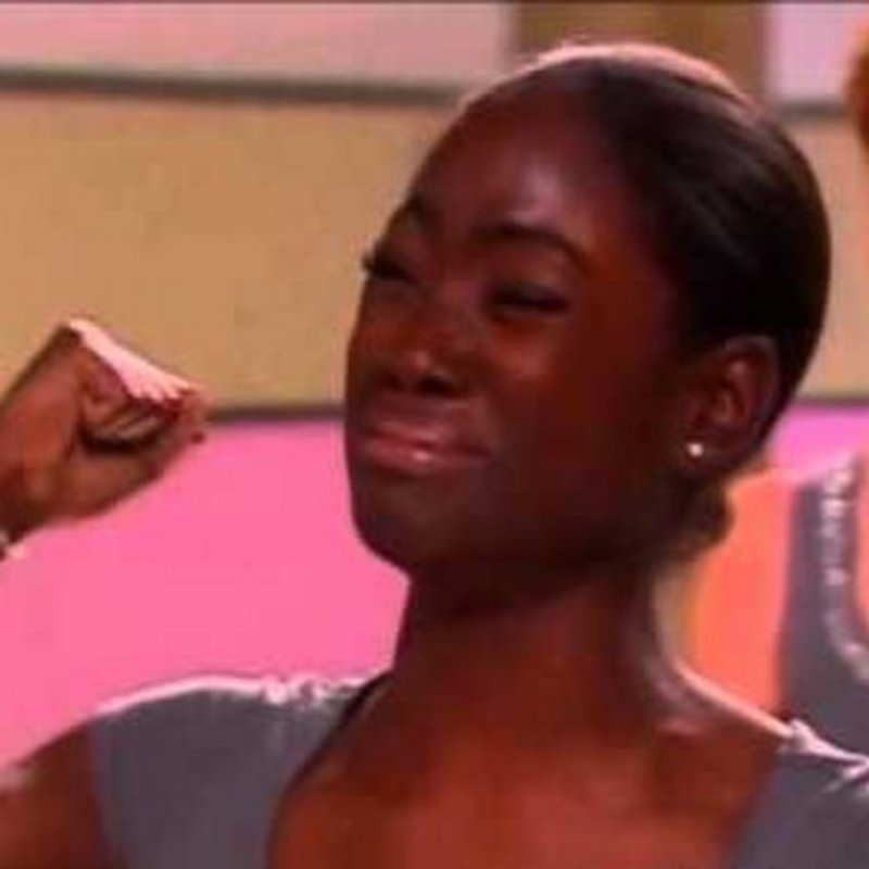 Темнокожая девушка кричит