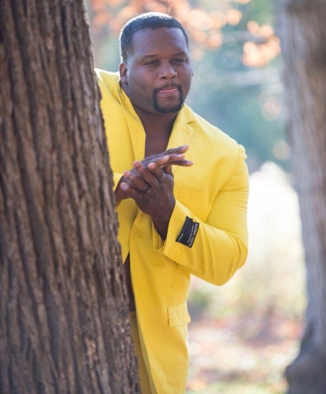 Негр в жёлтом пиджаке