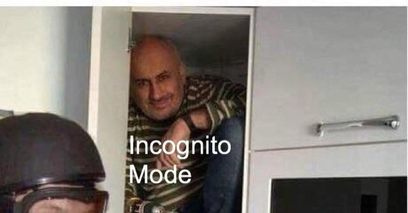 Человек в кухонном шкафу