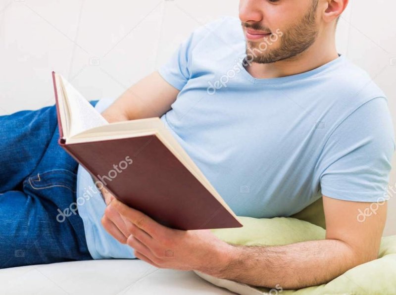Человек читает Мем