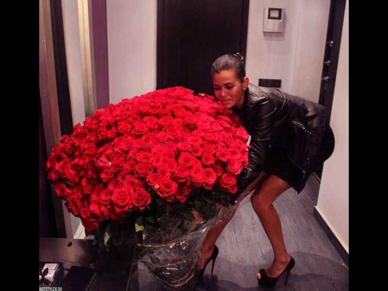 Парень с большим букетом