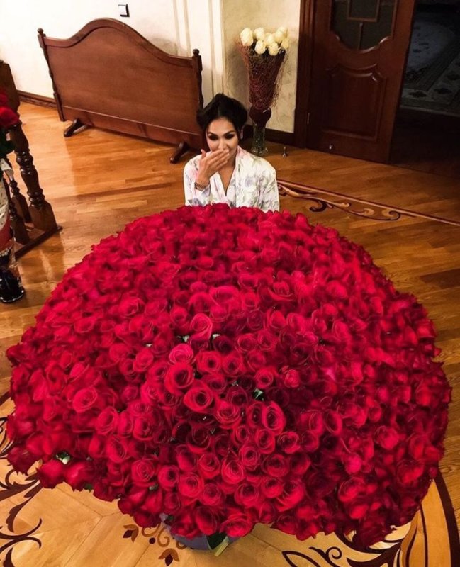 Девушка с огромным букеьлм