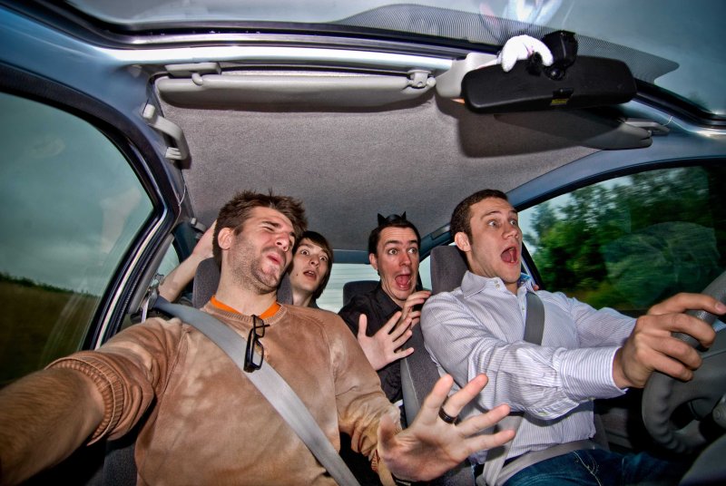 Молодые люди с автомобилями