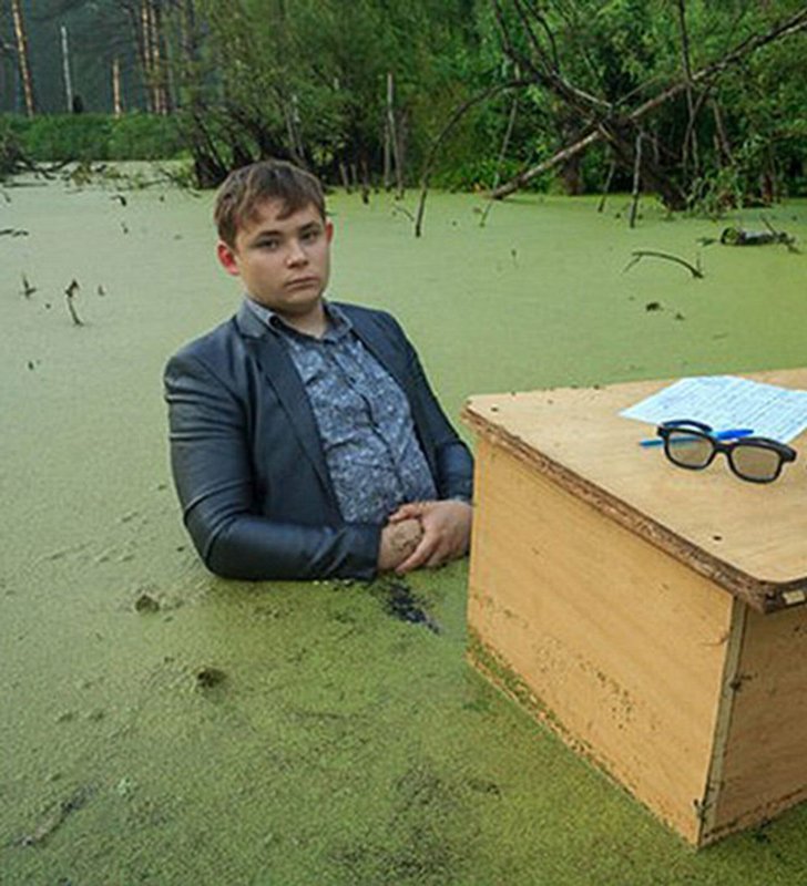 Пацан в болоте за столом