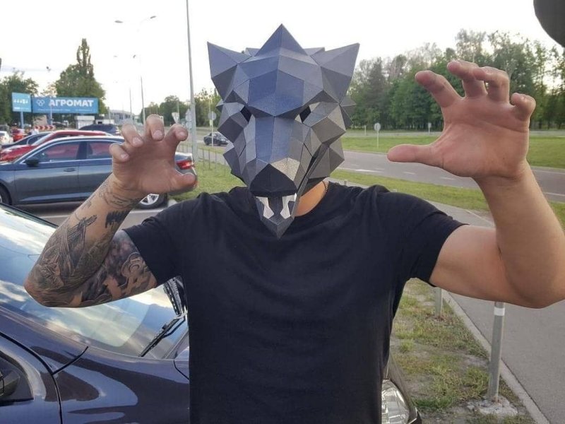 Человек в маске волка