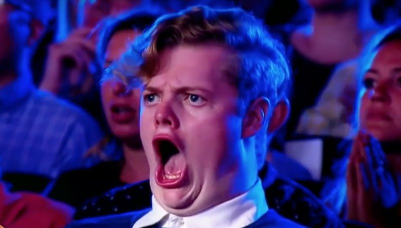 Удивленный парень с открытым ртом