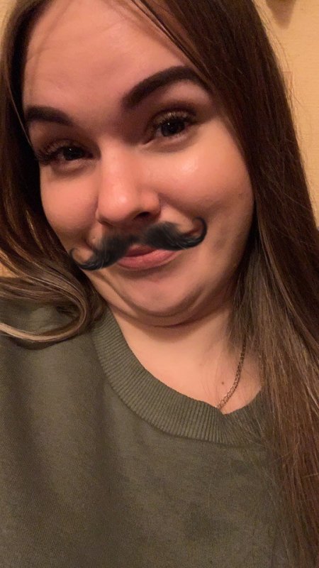 Девочка с усами