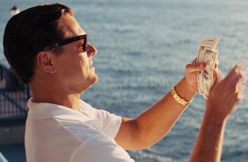 Мужик разбрасывает деньги