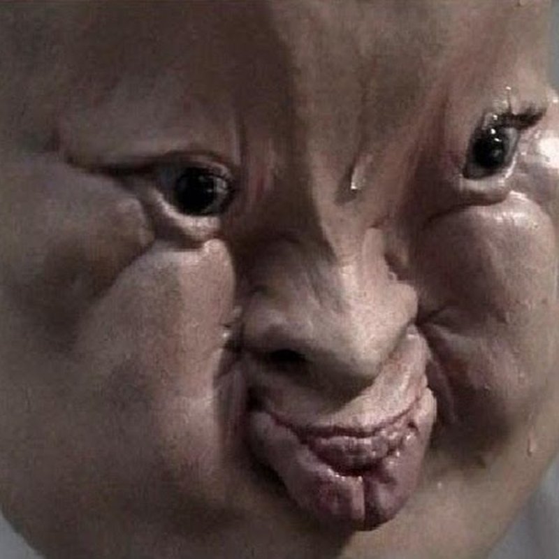 Человек сдерживает смех