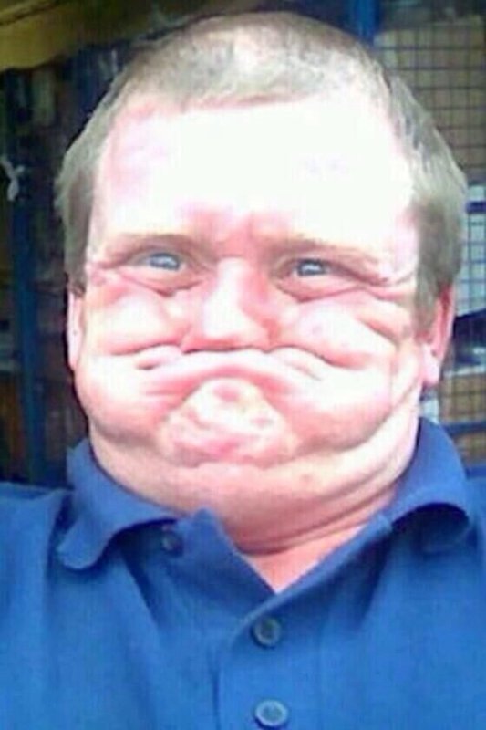 Человек сдерживает смех