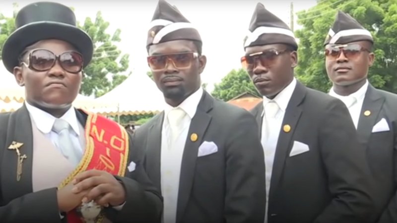 Негры несут гроб