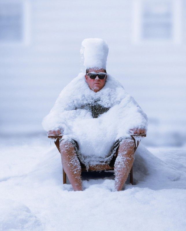 Человек весь в снегу