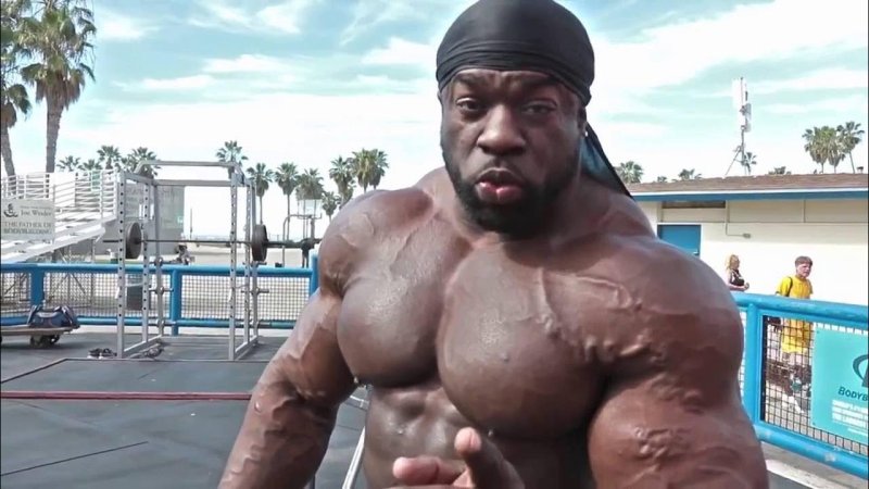 Накаченный негр сидит