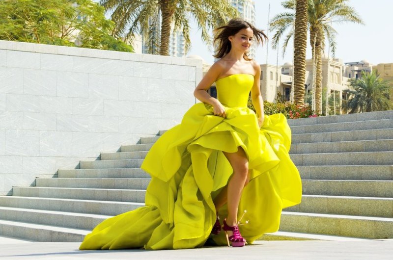 Девушка в желтом платье