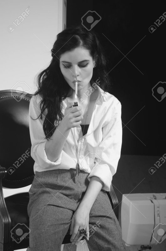 Курящая девушка