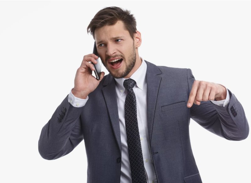 Человек звонит на белом фоне