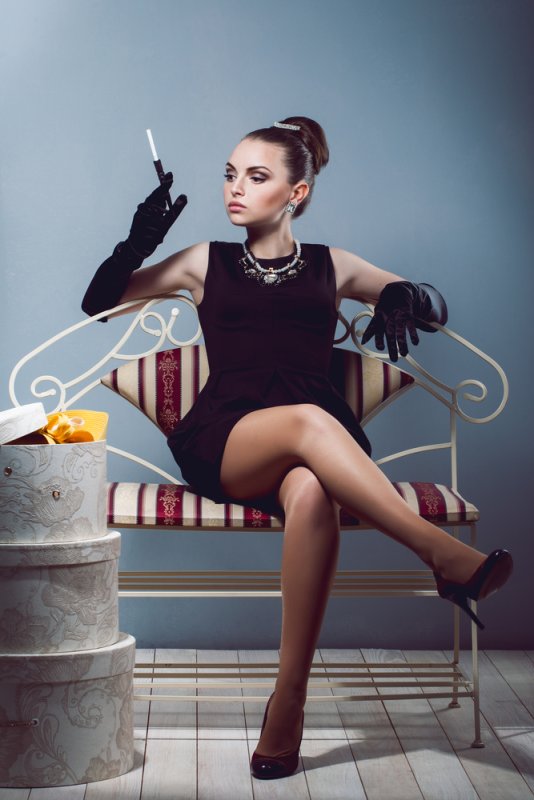 Девушка в платье с сигаретой