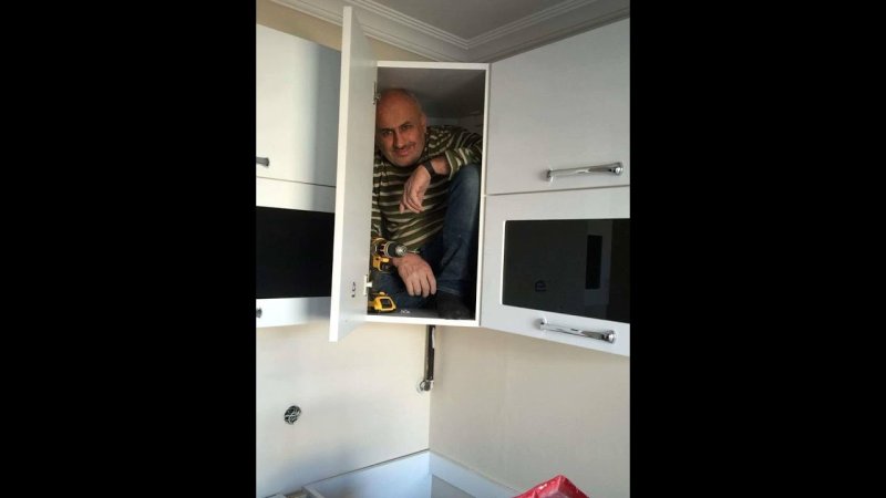 Мужик прячется в шкафу