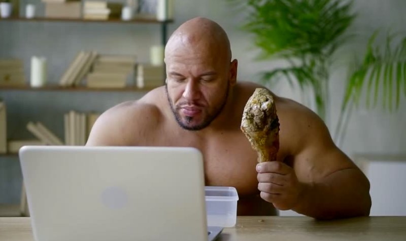 Накаченный мужик с ноутом