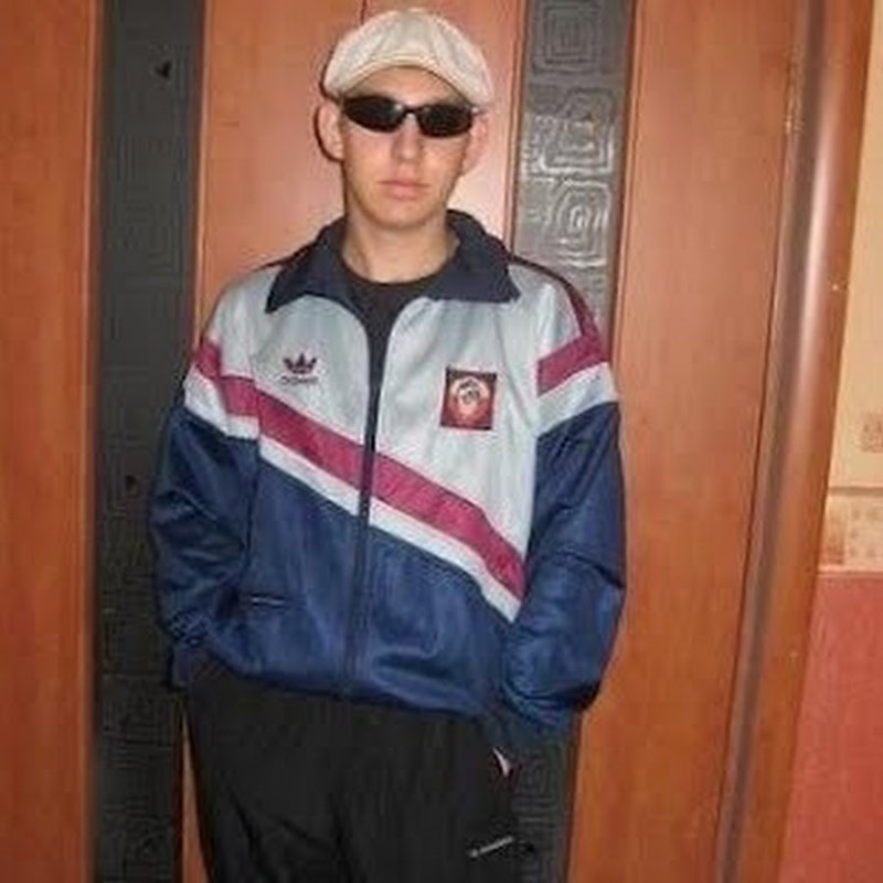 Гопник в спортивном костюме