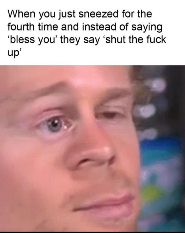 Человек моргает