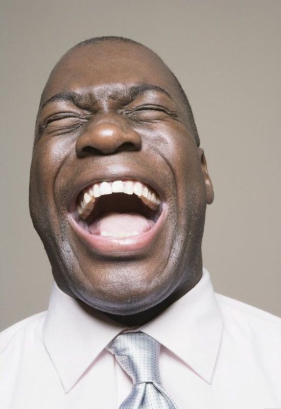 Негр смеется